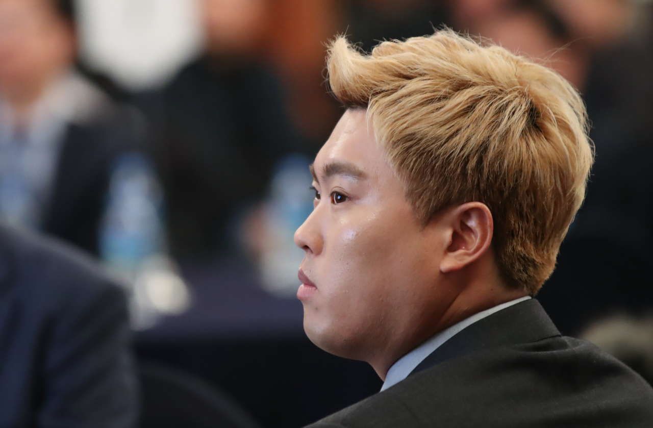 류현진이 지난 13일 오전 서울 송파구 올림픽파크텔에서 열린 ‘스포츠인권 선서의 날 행사’에서 최영애 국가인권위원장의 인사말을 경청하고 있다. 올해 시즌 후 LA 다저스와 계약이 끝나 자유계약선수(FA) 신분인 투수 류현진은 이날 스포츠인권 홍보대사에 위촉됐다. [연합]