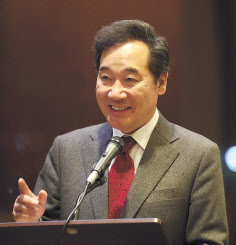 이낙연 국무총리가 지난 19일 오후 세종공관에서 열린 기자간담회에서 취재진의 질문에 답변하고 있다. [연합]