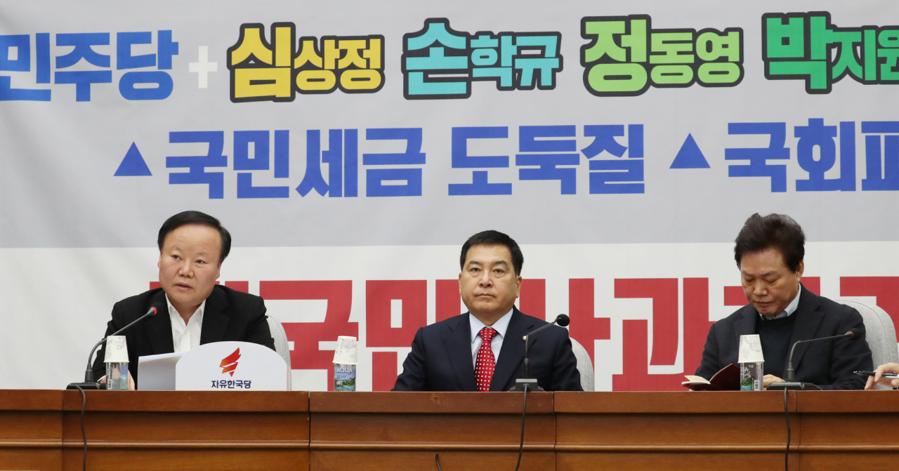 자유한국당 김재원 정책위의장이 20일 서울 여의도 국회에서 열린 원내대책회의에서 발언을 하고 있다. [연합]