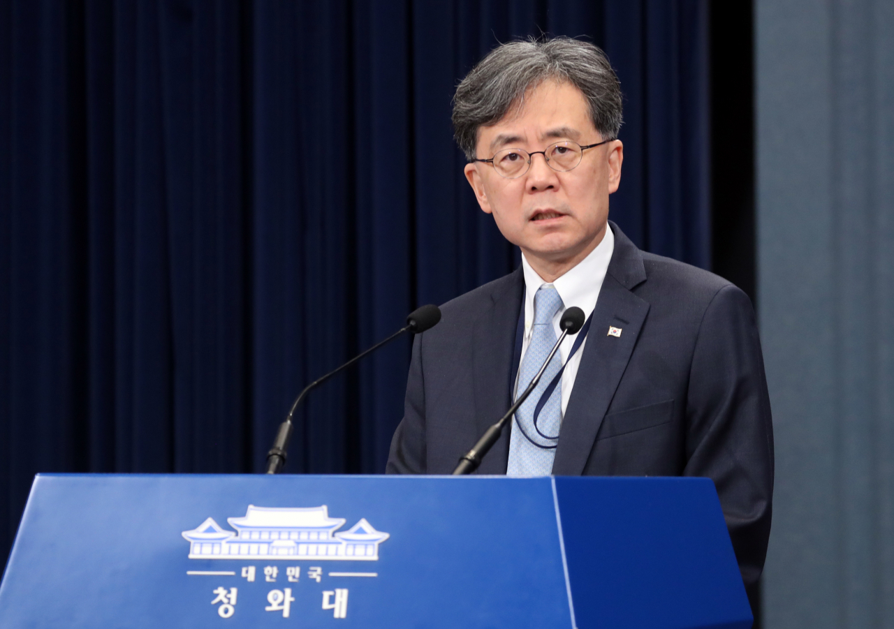 김현종 국가안보실 2차장이 20일 청와대에서 한·일·중 정상회담 관련 브리핑을 하고 있다. [연합]