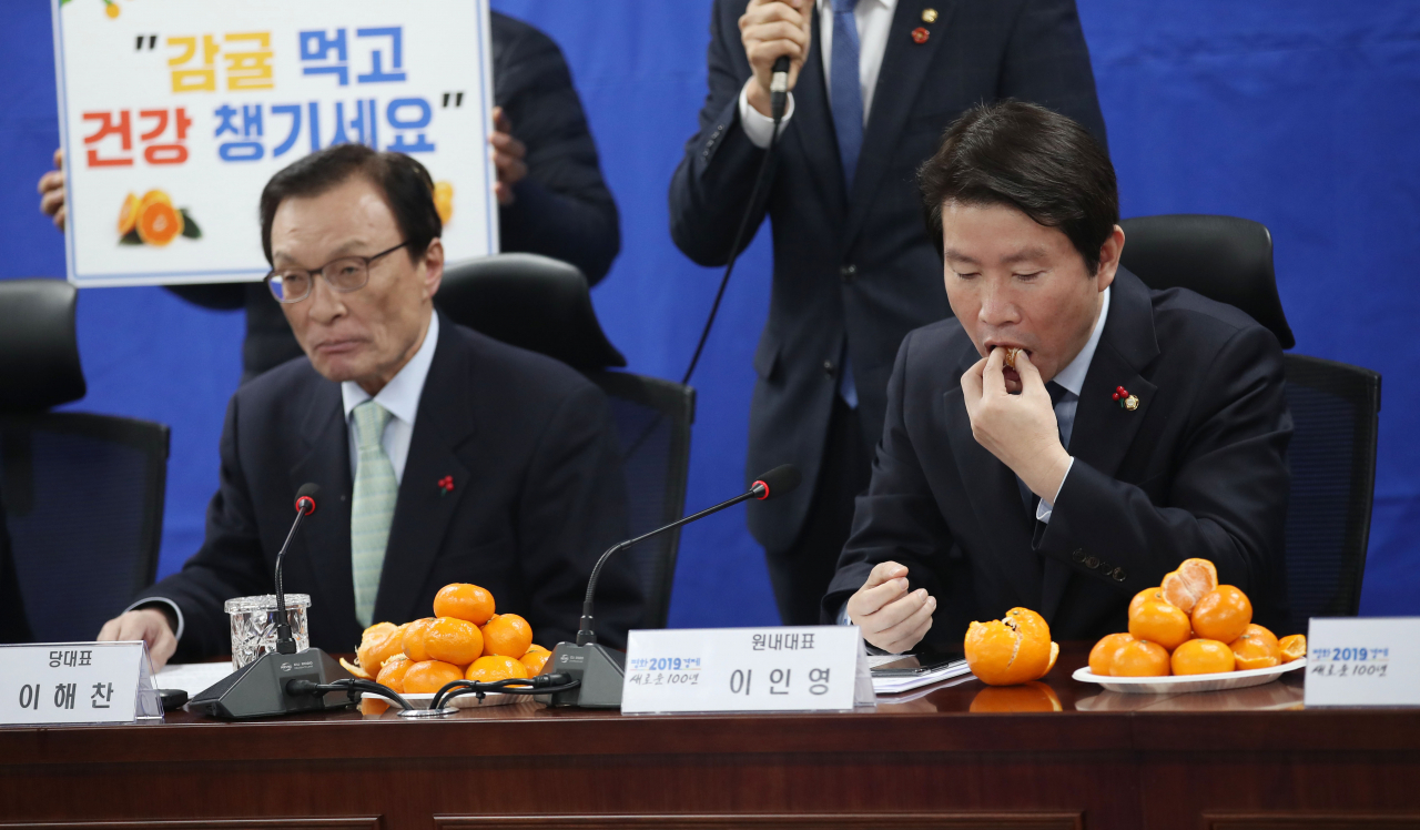 더불어민주당 이해찬 대표와 이인영 원내대표가 20일 오전 국회 의원회관에서 열린 제주 감귤 촉진 캠페인에서 감귤을 먹고 있다. 연합뉴스