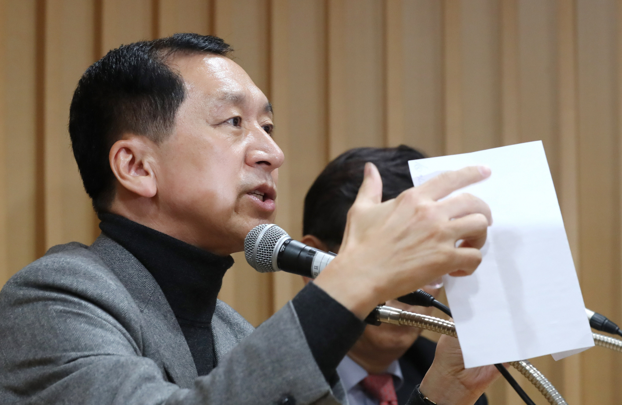 김기현 전 울산시장이 20일 오전 서울 서초구 서울지방변호사회관에서 청와대 선거 개입 의혹과 관련해 기자 간담회를 열고 취재진 질문에 답하고 있다. 연합뉴스