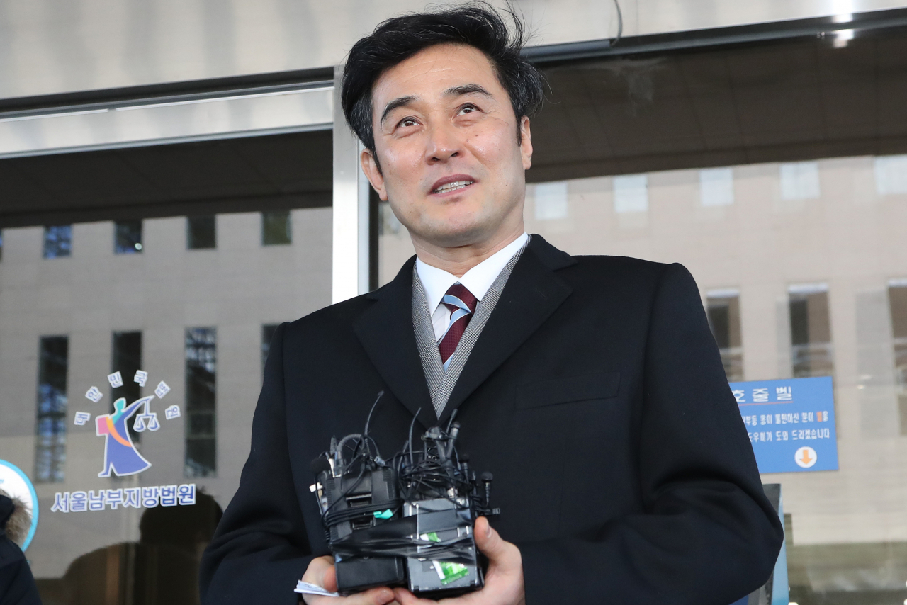 보복 운전으로 1심에서 징역형의 집행유예를 선고받은 배우 최민수 씨가 20일 오전 서울남부지법에서 열린 항소심 선고 공판장을 나서며 인터뷰하고 있다. [연합]