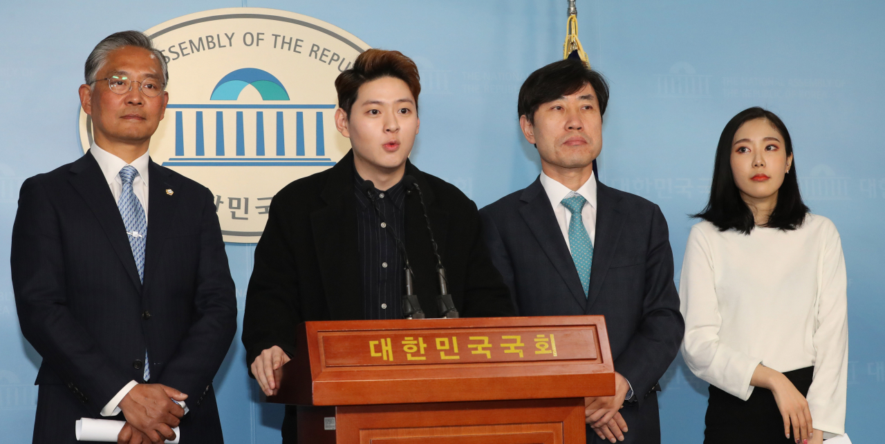 새로운보수당 젠더갈등해소특별위원회 문성호 공동위원장이 20일 오전 서울 여의도 국회 정론관에서 열린 창당준비위 '젠더갈등해소특별위원회' 발족 기자회견에서 인사말을 하고 있다. 왼쪽부터 홍준연, 문성호 젠더갈등해소특위 공동위원장, 하태경 창당준비위원장, 전영 젠더갈등해소특위 공동위원장. [연합]