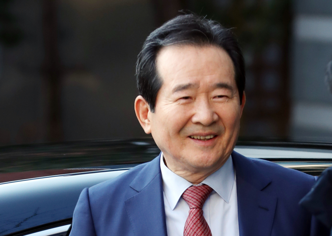 정세균 국무총리 후보자가 20일 오전 서울 종로구 통의동 금융감독원 연수원에 마련된 후보자 사무실로 출근하며 취재진 질문에 답하고 있다. [연합]