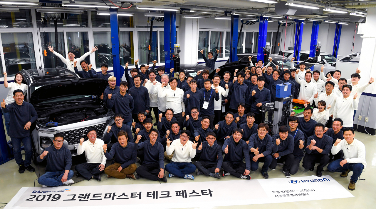 현대차가 블루핸즈의 우수 엔지니어들을 대상으로 최우수 엔지니어 선발을 위한 ‘그랜드마스터 테크 페스타’를 현대차 서울글로벌러닝센터에서 개최했다. 사진은 대회에 참여한 엔지니어들이 기념촬영을 하는 모습. [현대차 제공]