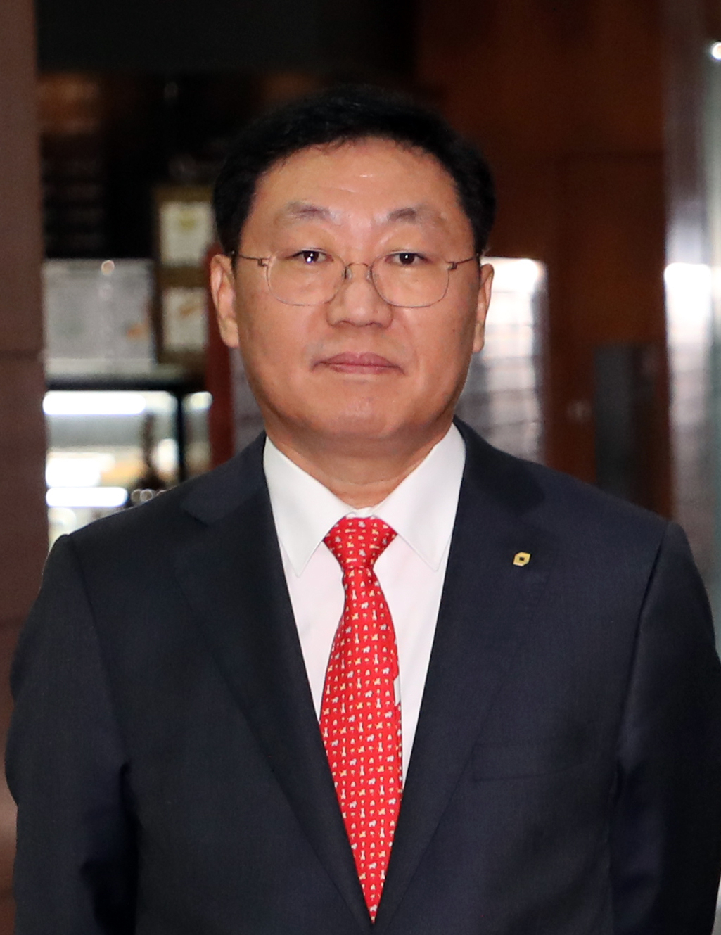 차기 금융투자협회 회장을 뽑는 선거가 열린 20일 회장 후보로 나선 나재철 후보가 투표가 열리는 서울 여의도 금융투자협회 로비에서 인사하고 있다. 연합뉴스