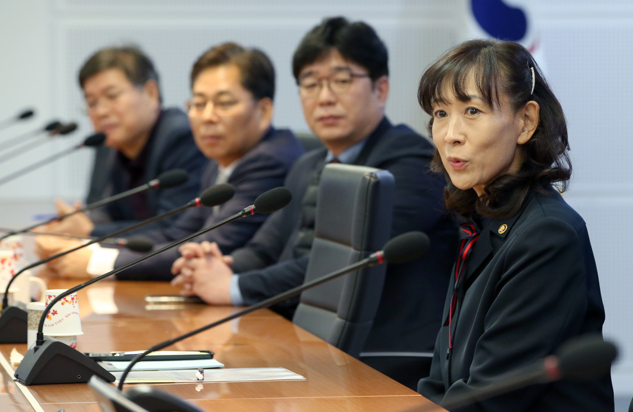 최윤희 신임 문화체육관광부 제2차관이 20일 세종시 정부세종청사 15동 문체부로 첫 출근해 박양우 장관을 비롯한 실·국장과 차담회를 갖고 인사말을 하고 있다.[연합]