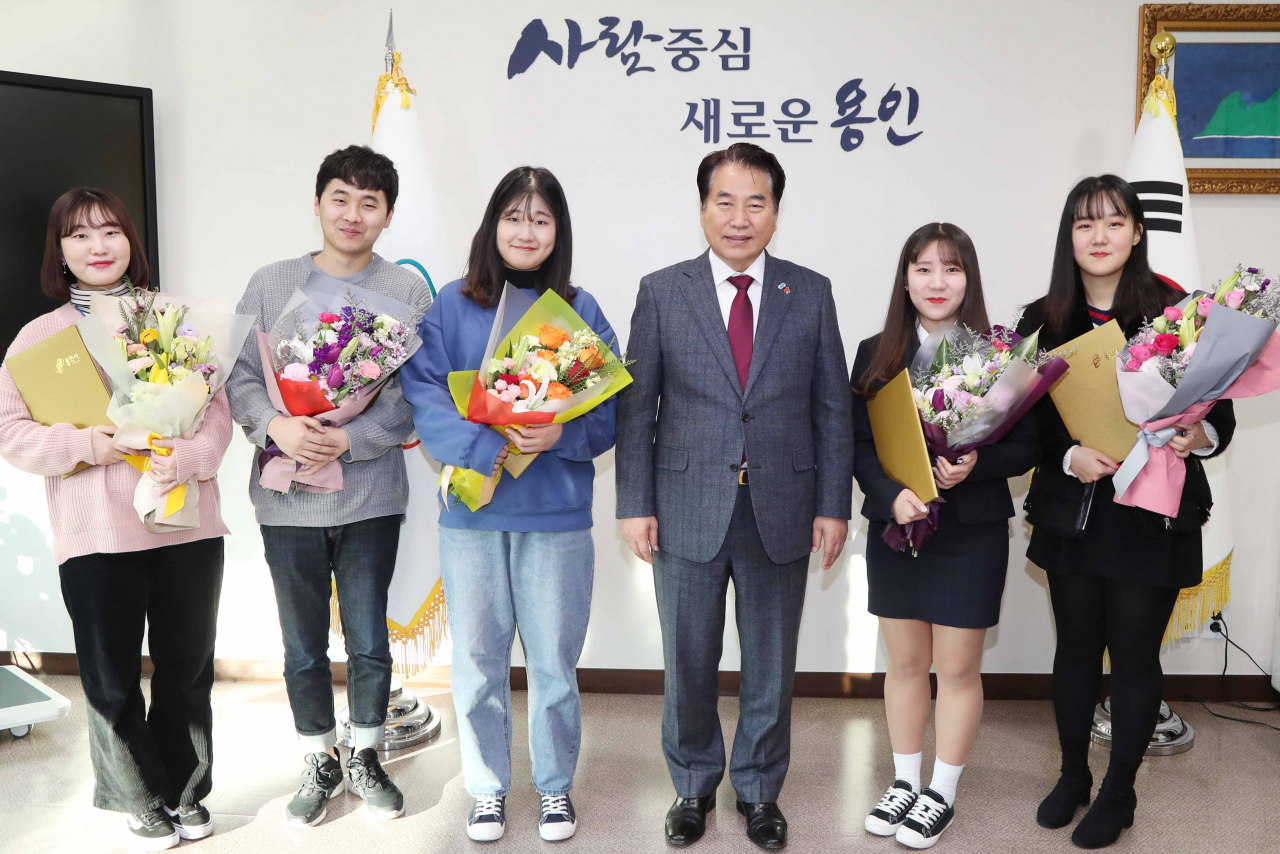 용인시는 경전철 서포터즈 활동 우수자를 표창했다. [용인시 제공]