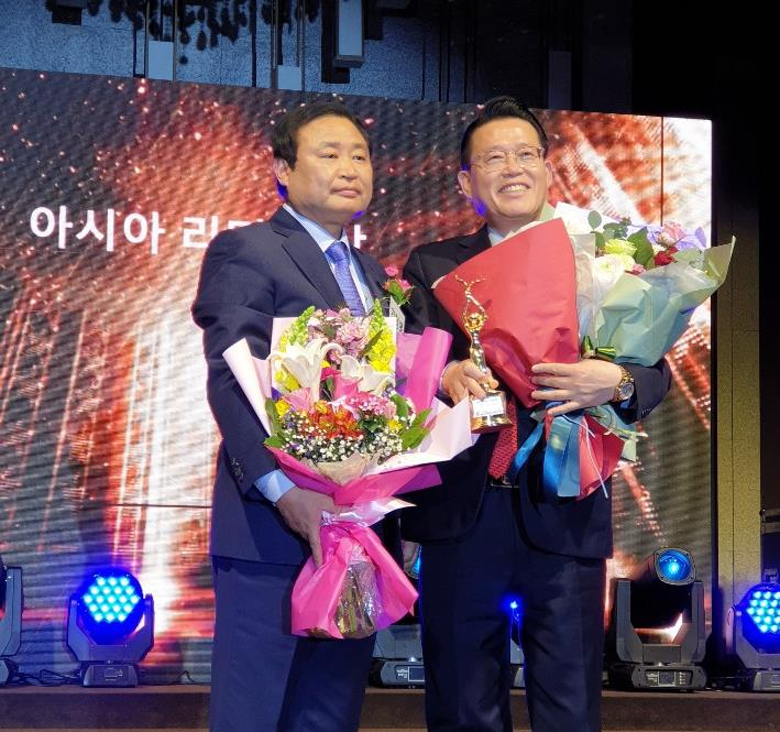 20일 열린 아시아리더대상 시상식에서 기념사진을 찍은 권기식 한중도시우호협회장 〈사진 오른쪽〉과 김형봉 대회장.
