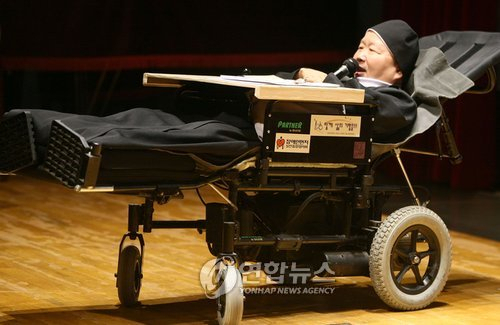 중증 장애로 평생을 누워서 지내면서도 세계 첫 장애인 수녀로 다른 장애인들을 돌봤던 윤석인 수녀가 지난 18일 선종했다.[연합]