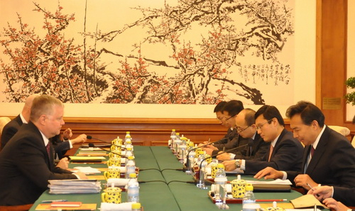 스티븐 비건 미국 국무부 대북특별대표 겸 부장관 지명자가 19일 베이징에서 중국 측 상대인 뤄자오후이(羅照輝) 외교부 부부장과 만나 한반도 문제와 관련한 의견을 교환했다.[연합]