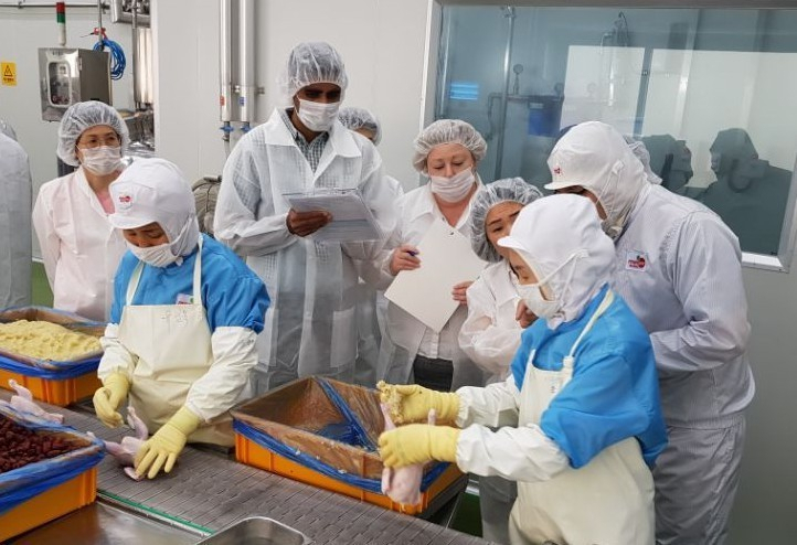 캐나다 CFIA 담당자의 마니커 용인공장 수출 작업장 실사 모습 [제공=마니커에프앤지]