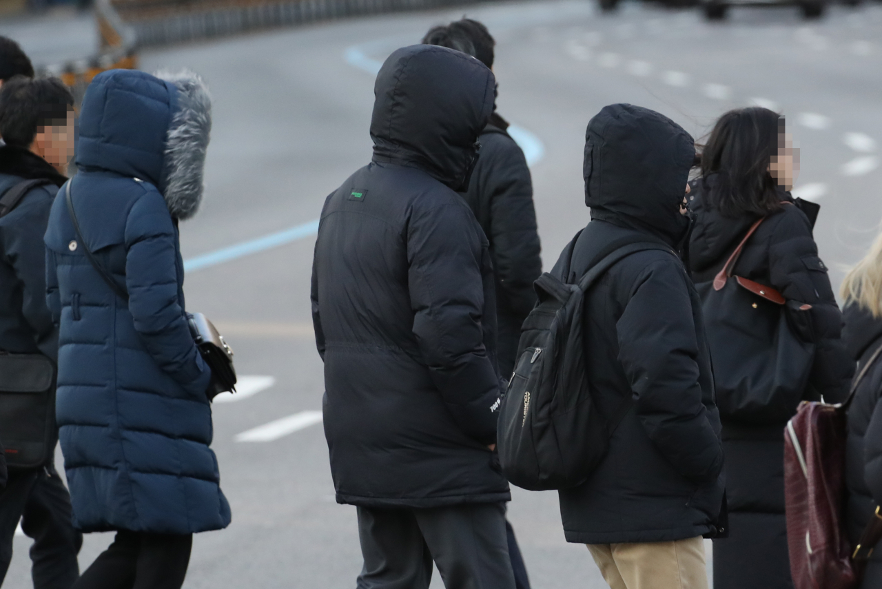 지난 5일 오전 서울 광화문 거리에서 시민들이 발걸음을 재촉하고 있다. 연합뉴스