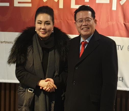권기식 한중도시우호협회장〈사진 오른쪽〉이 박정아 미스 월드 코리아 회장과 기념사진을 찍고 협력을 다짐했다.