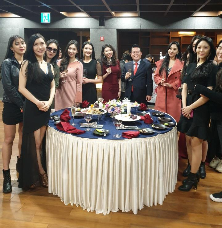 지난 20일 충북 제천시 포레스트 리솜호텔에서 열린 자선바자회에서 2019 미스퀸 코리아 입상자들과 함께 한 권기식 한중도시우호협회장.〈사진 중앙〉