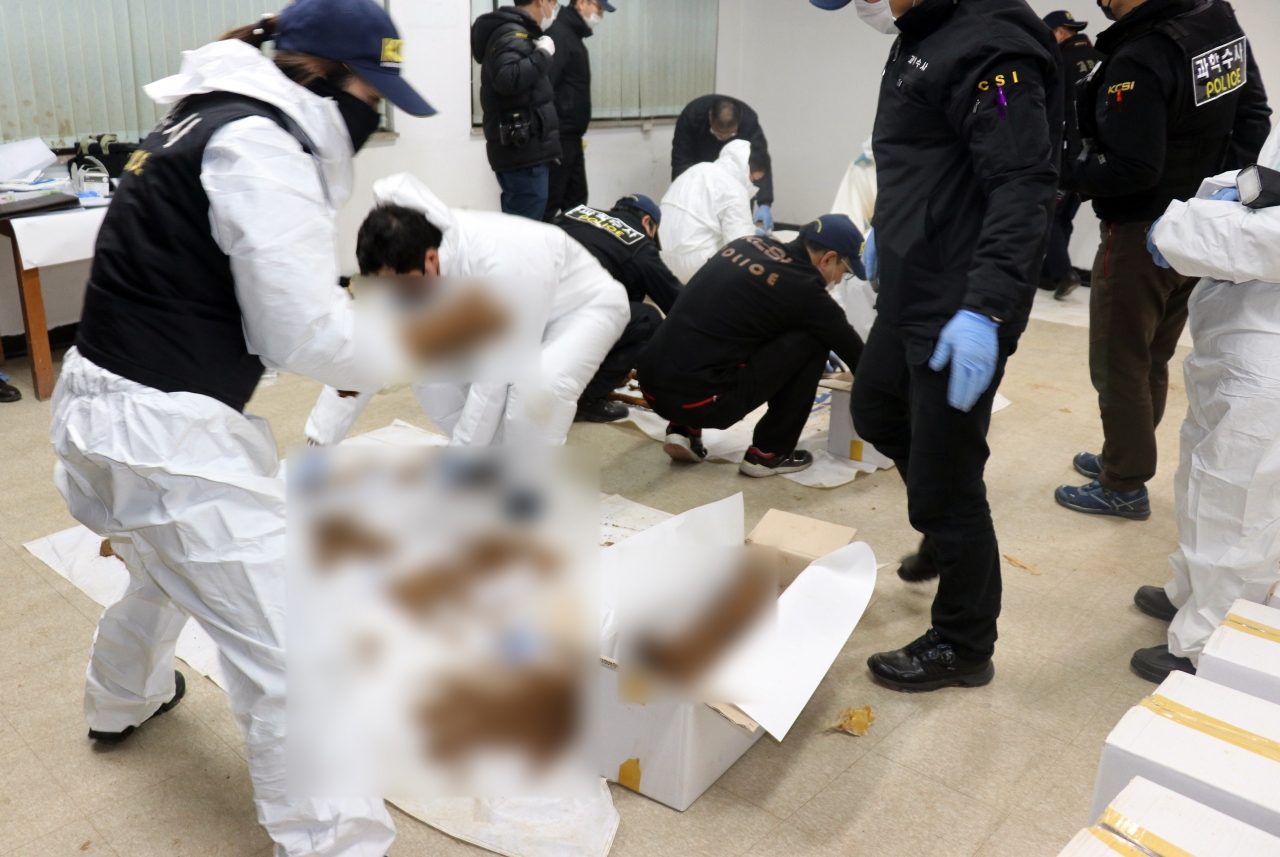 광주 북구 옛 광주교도소에서 20일 검경, 군 유해발굴단, 의문사조사위원회 등으로 이뤄진 합동조사반이 옛 교도소 무연고자 공동묘지에서 발굴한 유골을 검시하고 있다. 합동조사반은 해당 유골과 5·18 민주화운동 행방불명자의 관련성을 조사하고 있다. 연합뉴스