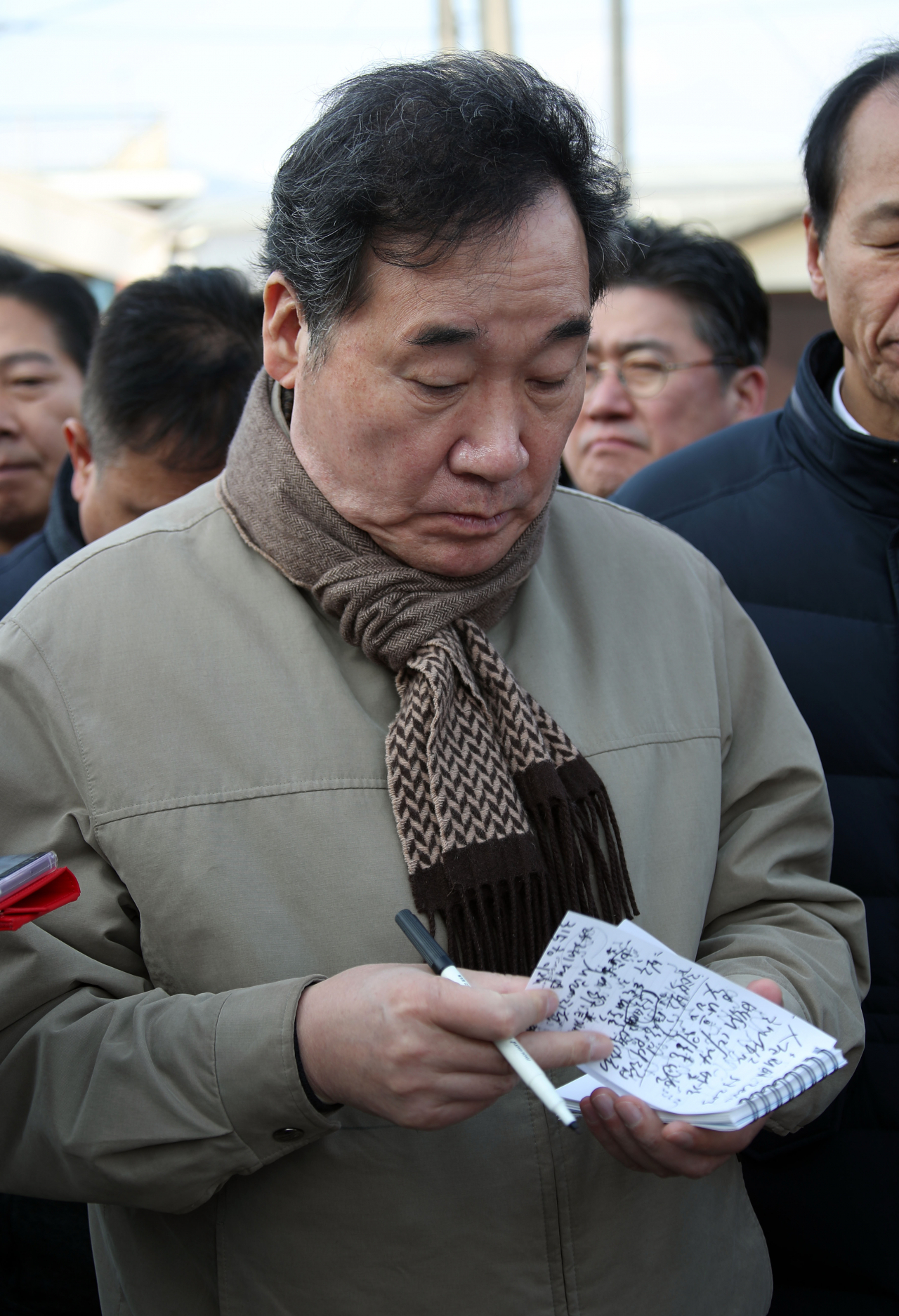 이낙연 국무총리가 휴일인 21일 강원도 고성군 토성면 용촌1리 산불 피해복구 현장을 방문해 피해복구 현황을 보고받고 있다. 연합뉴스