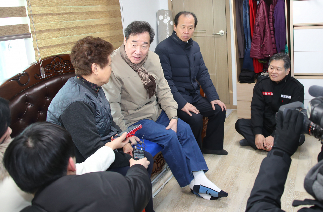 이낙연 국무총리가 휴일인 21일 강원도 고성군 토성면 용촌1리 산불 피해복구 현장에서 임시조립주택단지를 방문해 이재민들을 격려하며 대화하고 있다. 연합뉴스