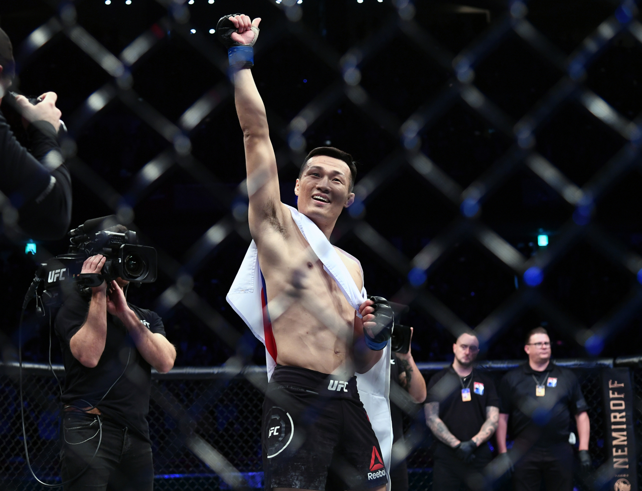 21일 부산 사직실내체육관에서 열린 'UFC 파이트 나이트 부산' 메인카드 페더급경기에서 정찬성이 에드가에게 TKO 승리를 거둔 뒤 환호하고 있다. [연합]