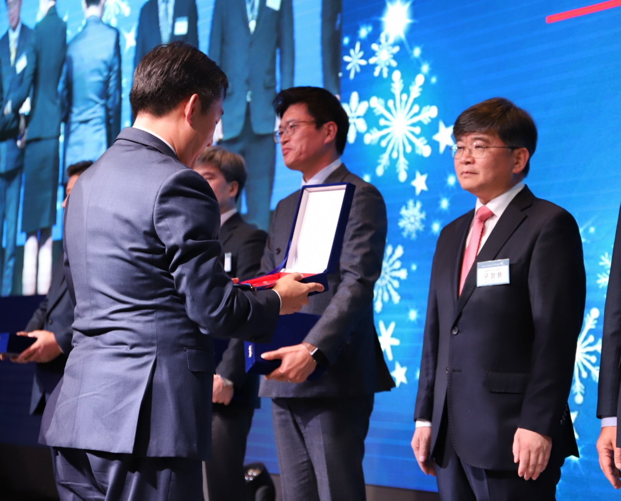 지난 18일 열린 ‘2019년 홀로 사는 어르신을 위한 「사랑 나눔의 場」’ 행사에서 SK에너지 구창용 대외협력실장이 보건복지부 장관 표창을 수상하고 있다. [SK이노베이션 제공]