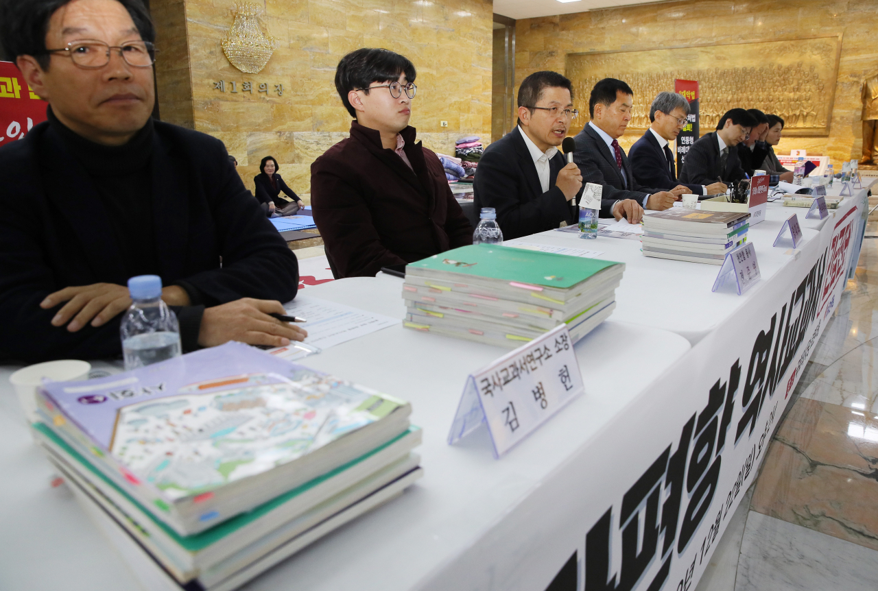 자유한국당 황교안 대표가 22일 국회 로텐더홀에서 열린 '문재인정권 좌편향 교과서 긴급진단' 정책간담회에서 발언하고 있다. 연합뉴스