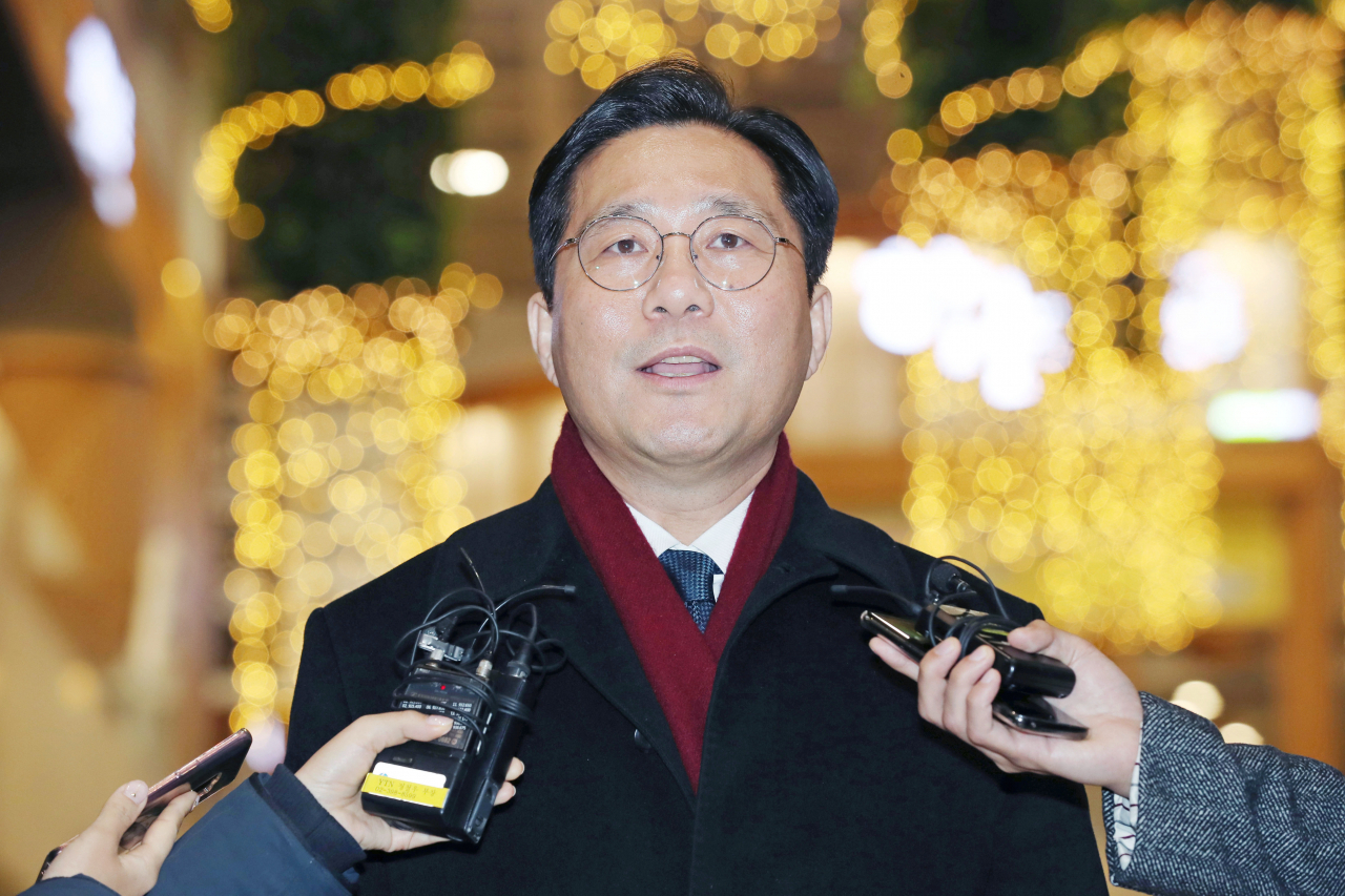 성윤모 산업통산자원부 장관이 중국 베이징에서 열리는 한·중·일 경제통상장관회의에 참석하기 위해 22일 오전 김포공항을 통해 출국하고 있다. [연합]