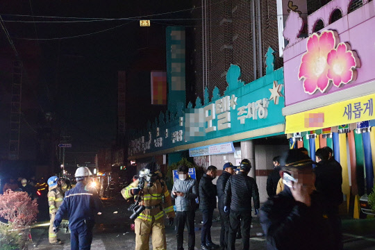 22일 오전 광주 북구 두암동 한 모텔에서 불이 나 2명이 숨지고 31명이 중경상을 당했다. 경찰은 김모(39)씨를 방화치사 등의 혐의로 긴급 체포했다.[연합]