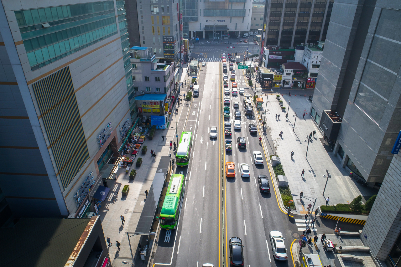 영등포역 앞 영중로에 오래된 노점이 사라지고 보행로가 깨끗하게 개선된 모습. [영등포구 제공]