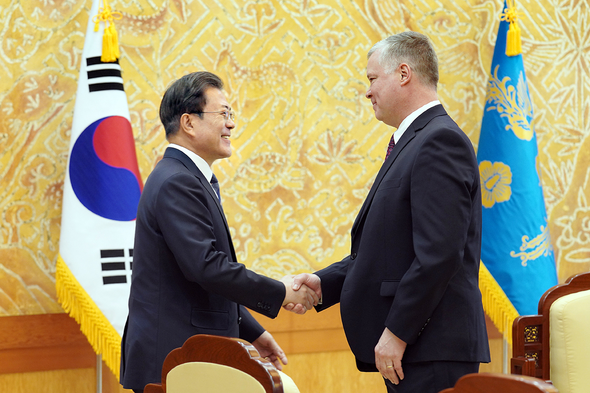 북한 선전매체 우리민족끼리는 23일 문재인 대통령의 북미 간 중재외교 노력에 대해 “푼수 없다”는 식으로 거칠게 비난했다. 문 대통령이 지난 16일 방한한 스티븐 비건 미 국무부 대북정책특별대표를 청와대에서 접견하고 있다. [헤럴드DB]