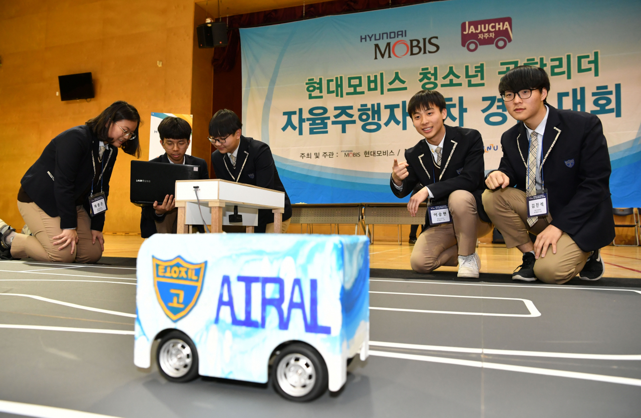 지난 21일 인천 하늘고등학교에서 열린 ‘청소년 공학리더 자율주행차 경진대회’에 참가한 학생들이 자율주행차 코딩 실력을 겨루고 있다. [현대모비스 제공]