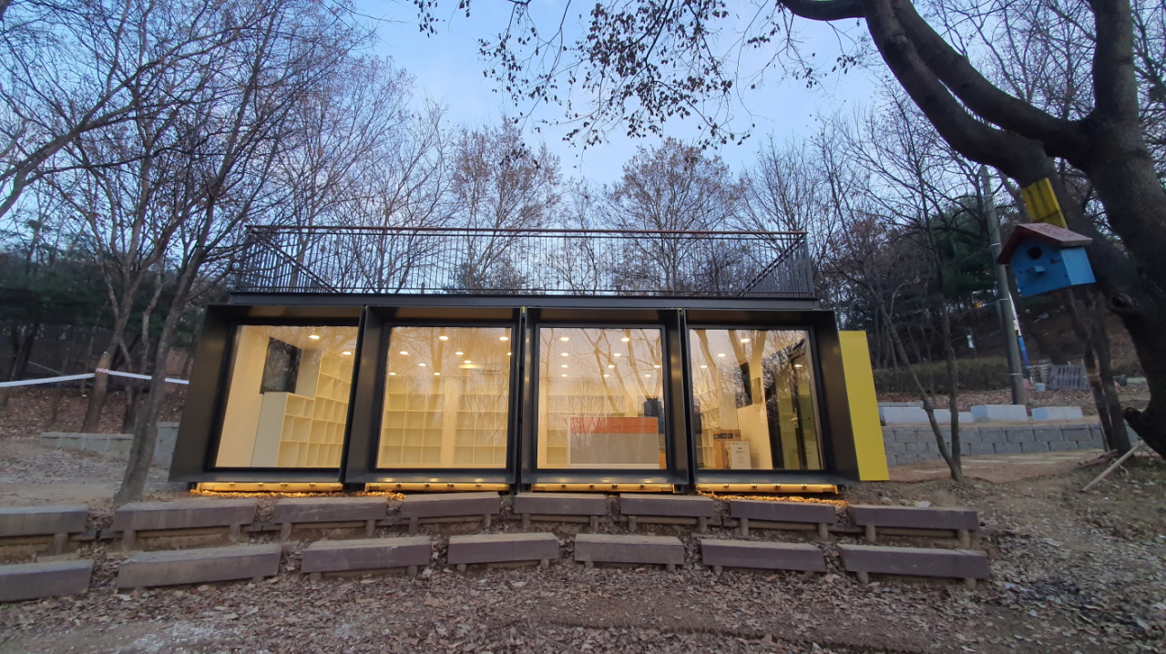 독산동 감로천 생태공원에 조성된 숲속작은도서관 ‘책달샘’ 전경. [금천구 제공]
