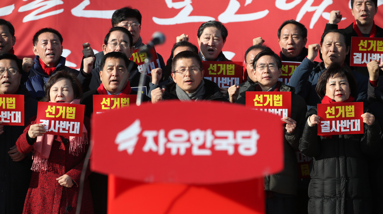 황교안 자유한국당 대표, 심재철 원내대표 등이 20일 오후 국회 본관 앞 계단에서 열린 공수처법·선거법 날치기 저지 규탄대회에서 구호를 외치고 있다. [연합]