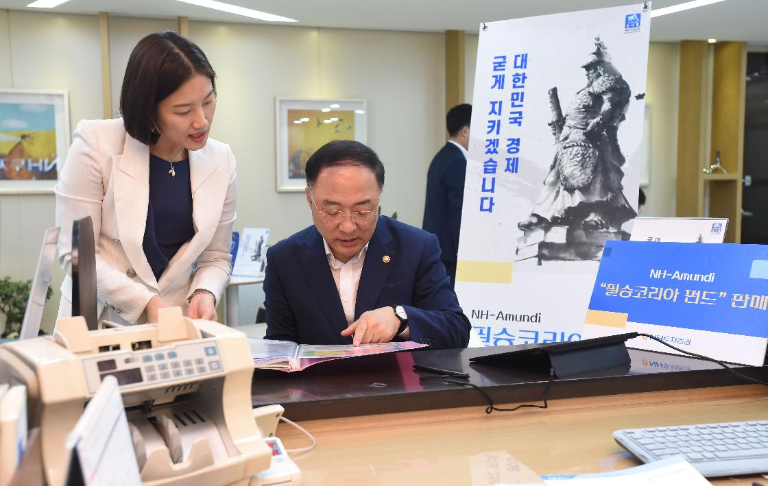 지난 7월 일본의 반도체 소재에 대한 수출규제로 촉발된 한일 경제갈등이 최근 일본의 일부 수출규제 완화 및 오는 24일 열리는 한일 정상회담 등으로 중대 분수령을 맞고 있다. 사진은 홍남기 부총리 겸 기획재정부 장관이 지난 9월 10일 일본 수출규제에 대응해 출시된 'NH-아문디 필승코리아 국내주식형 펀드'에 가입하는 모습. [헤럴드 DB]