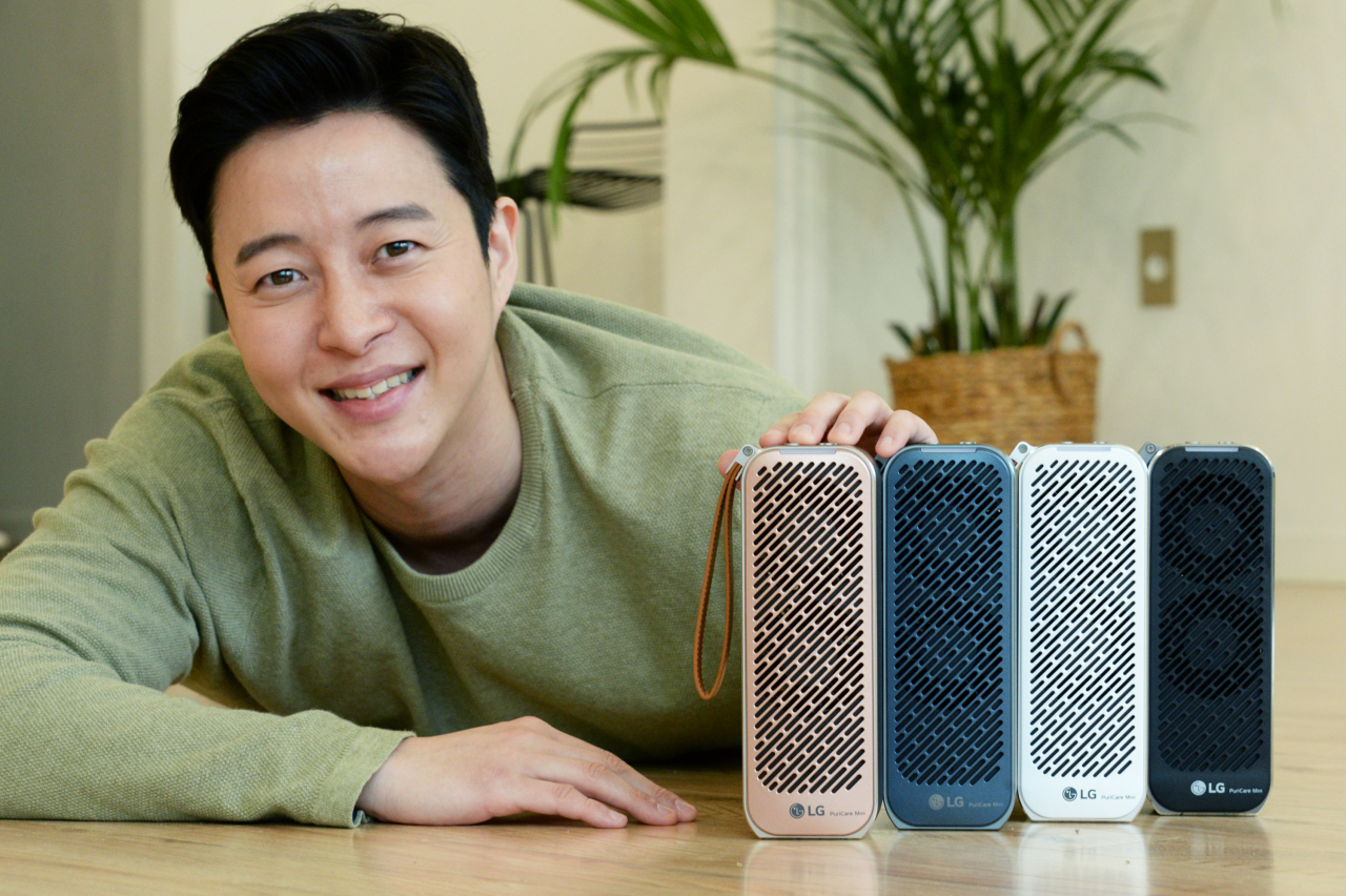 LG전자가 휴대용 공기청정기 'LG 퓨리케어 미니 공기청정기'에 새로운 색상인 로즈골드와 다크블루를 추가해 이번 주말부터 판매를 시작한다.[LG전자 제공]