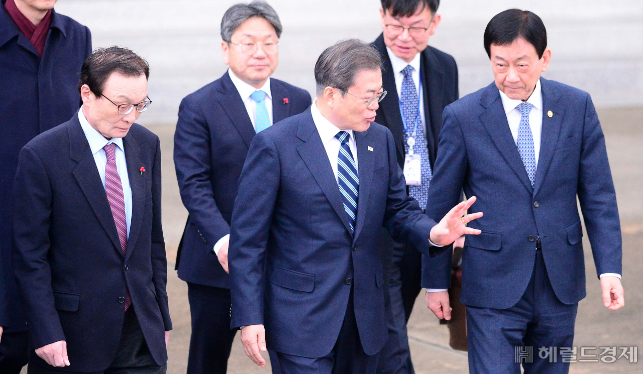 [헤럴드경제=이상섭 기자] 문재인 대통령이 중국 쓰촨(四川)성 청두(成都)에서 열리는 제8차 한중일 정상회의에 참석하기 위해 23일 서울공항을 통해 출국하고 있다. 문 대통령은 한중일 정상회의에 참석하는 것은 물론 중국의 시진핑(習近平) 주석·리커창(李克强) 국무원 총리와 잇따라 회담을 하는 데 이어 아베 신조(安倍晋三) 일본 총리와도 회담하는 등 중국·일본 정상과 현안을 논의할 예정이다. babtong@heraldcorp.com