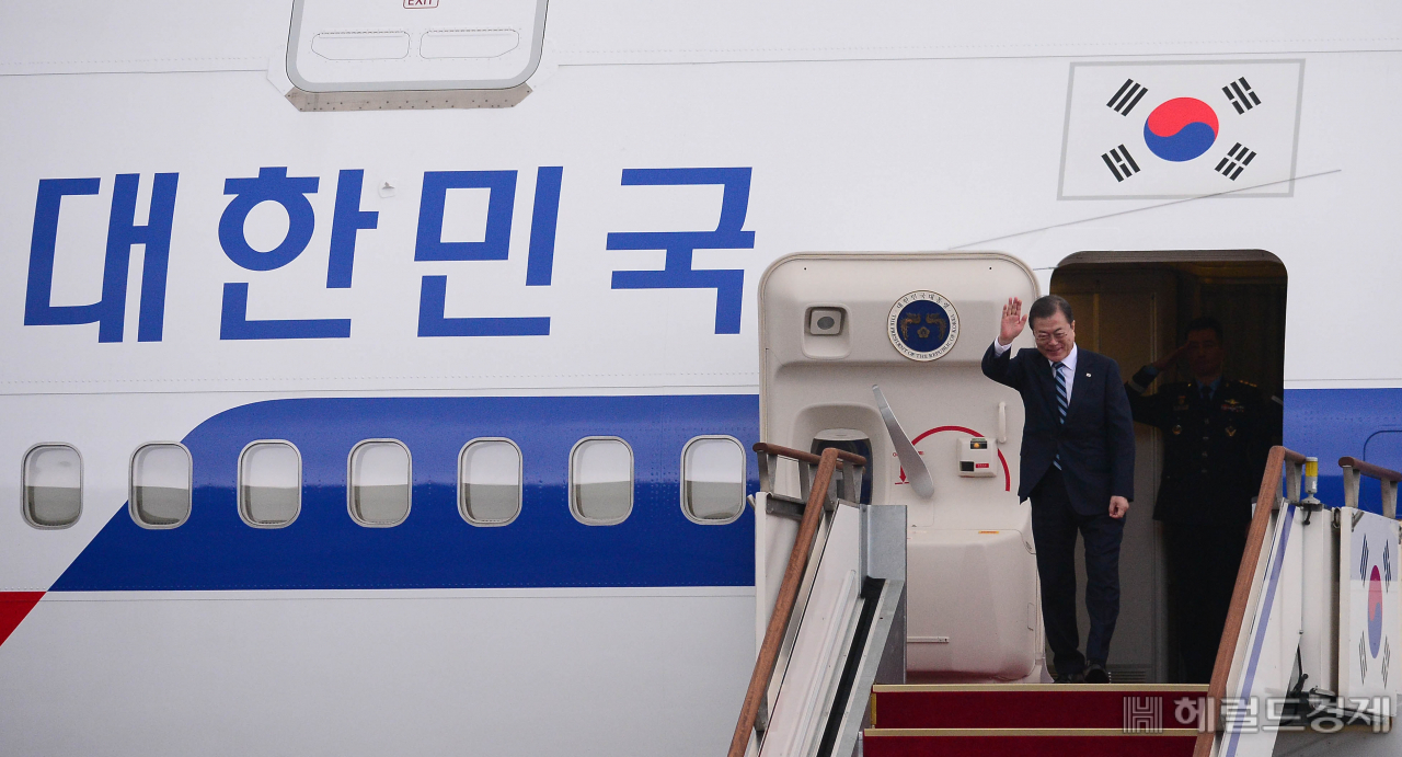 [헤럴드경제=이상섭 기자] 문재인 대통령이 중국 쓰촨(四川)성 청두(成都)에서 열리는 제8차 한중일 정상회의에 참석하기 위해 23일 서울공항을 통해 출국하고 있다. 문 대통령은 한중일 정상회의에 참석하는 것은 물론 중국의 시진핑(習近平) 주석·리커창(李克强) 국무원 총리와 잇따라 회담을 하는 데 이어 아베 신조(安倍晋三) 일본 총리와도 회담하는 등 중국·일본 정상과 현안을 논의할 예정이다. babtong@heraldcorp.com