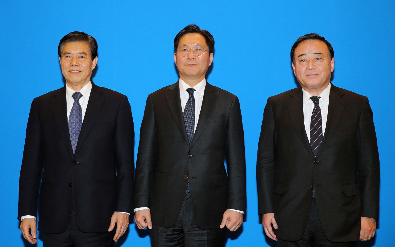 성윤모 산업통상자원부 장관(가운데)과 중산(鐘山) 중국 상무부 부장(왼쪽), 가지야마 히로시 일본 경제산업상(梶山弘志)이 22일 중국 베이징 조어대(釣魚台)에서 열린 제12차 한중일 경제통상장관회의에서 기념촬영을 하고 있다. [산업통상자원부 제공]