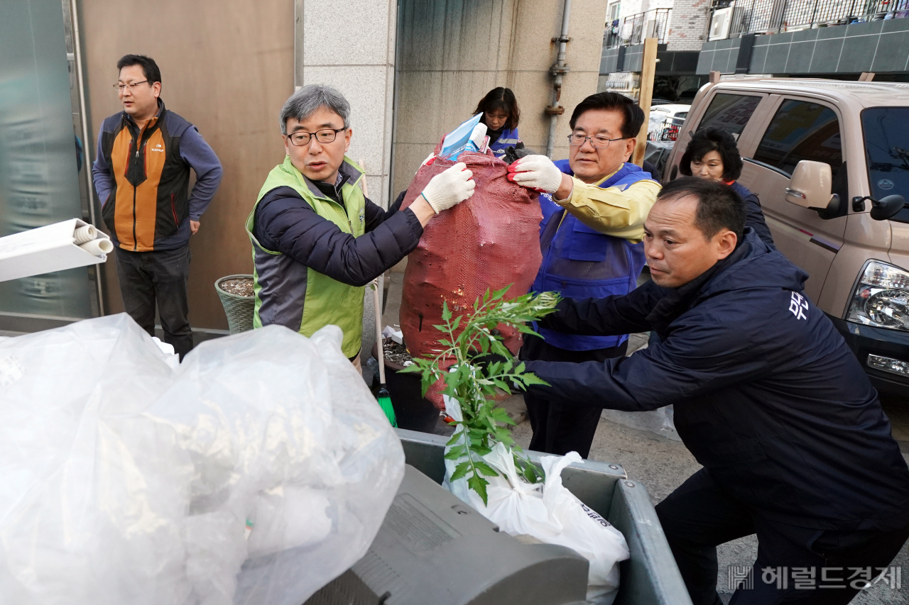 유덕열 동대문구청장(가운데)과 동대문구 무단투기 단속반이 현장에 나가 무단투기된 쓰레기를 정리하고 있다. [동대문구]