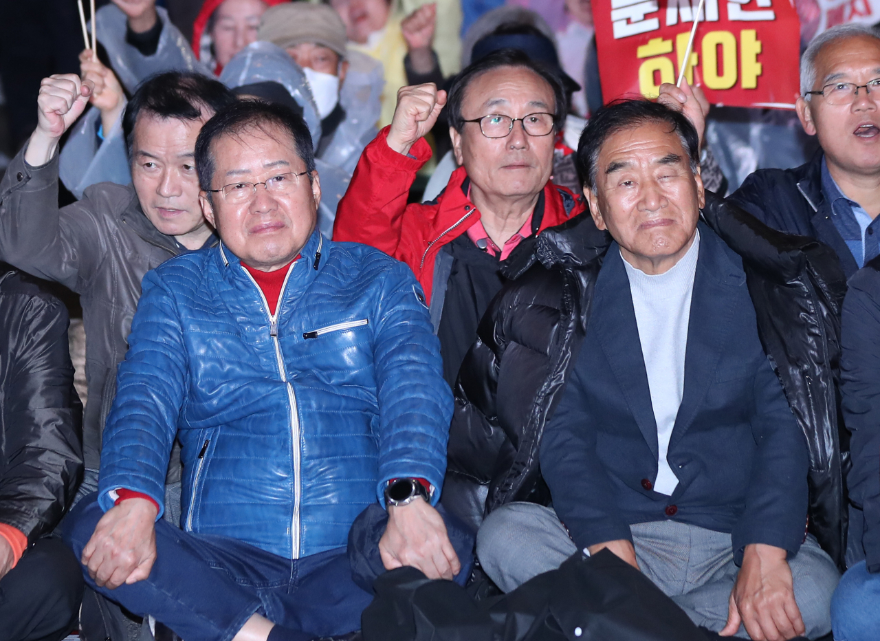 홍준표 자유한국당 전 대표와 이재오 전 새누리당 의원(국민통합연대 창립준비위원장). [연합]