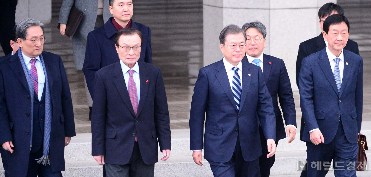 문재인 대통령이 23일 북한이 제시한 ‘연말 시한’을 앞두고 한반도정세가 고조되고 있는 가운데 한중일 정상회의에 참석하기 위해 중국으로 향했다. 문 대통령이 이날 오전 서울공항에서 환송나온 이해찬 더불어민주당 대표와 노영민 청와대 비서실장 등과 이동하고 있다. 이상섭 기자/babtong@heraldcorp.com