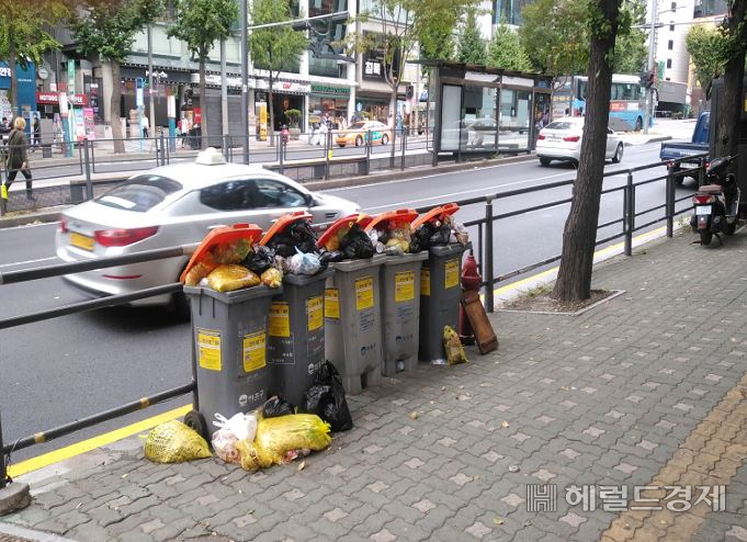 신촌로에 설치된 거점수거통의 철거 전.