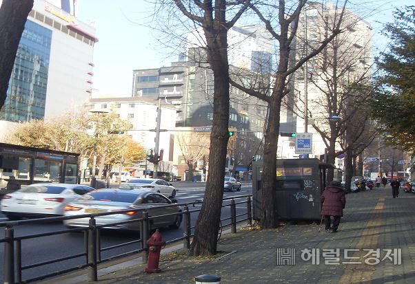 신촌로에 설치된 거점수거통의 철거 후.