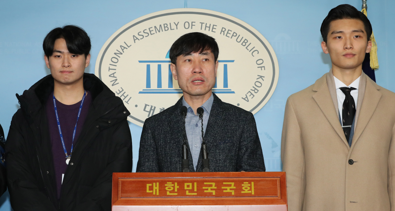새로운보수당 하태경 창당준비위원장이 23일 오전 서울 여의도 국회 정론관에서 '20대 초반 국회의원 출마가능법' 발의 기자회견을 하고 있다. [연합]