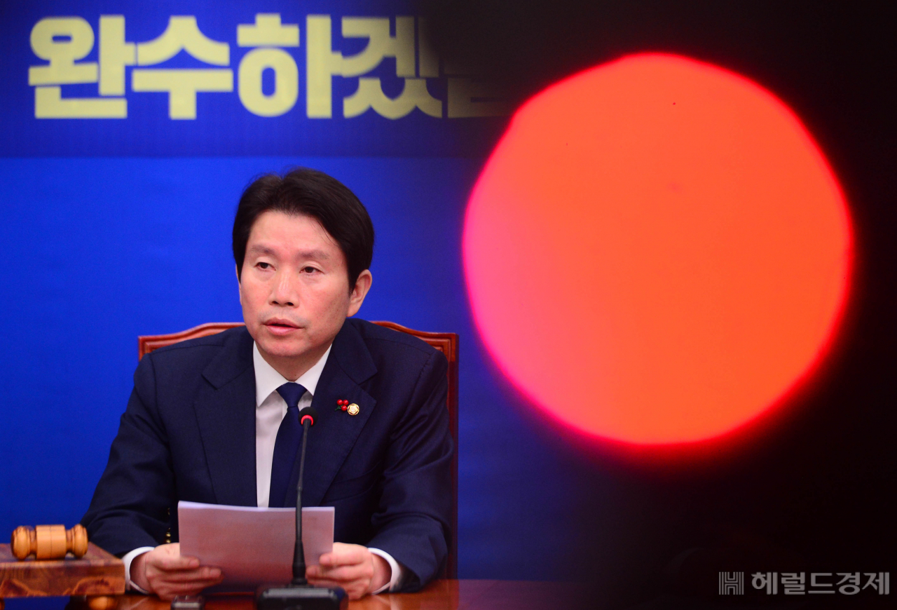 [헤럴드경제=박해묵 기자] 이인영 더불어민주당 원내대표가 23일 국회에서 열린 최고위원회의에서 모두발언을 하고 있다. mook@heraldcorp.com