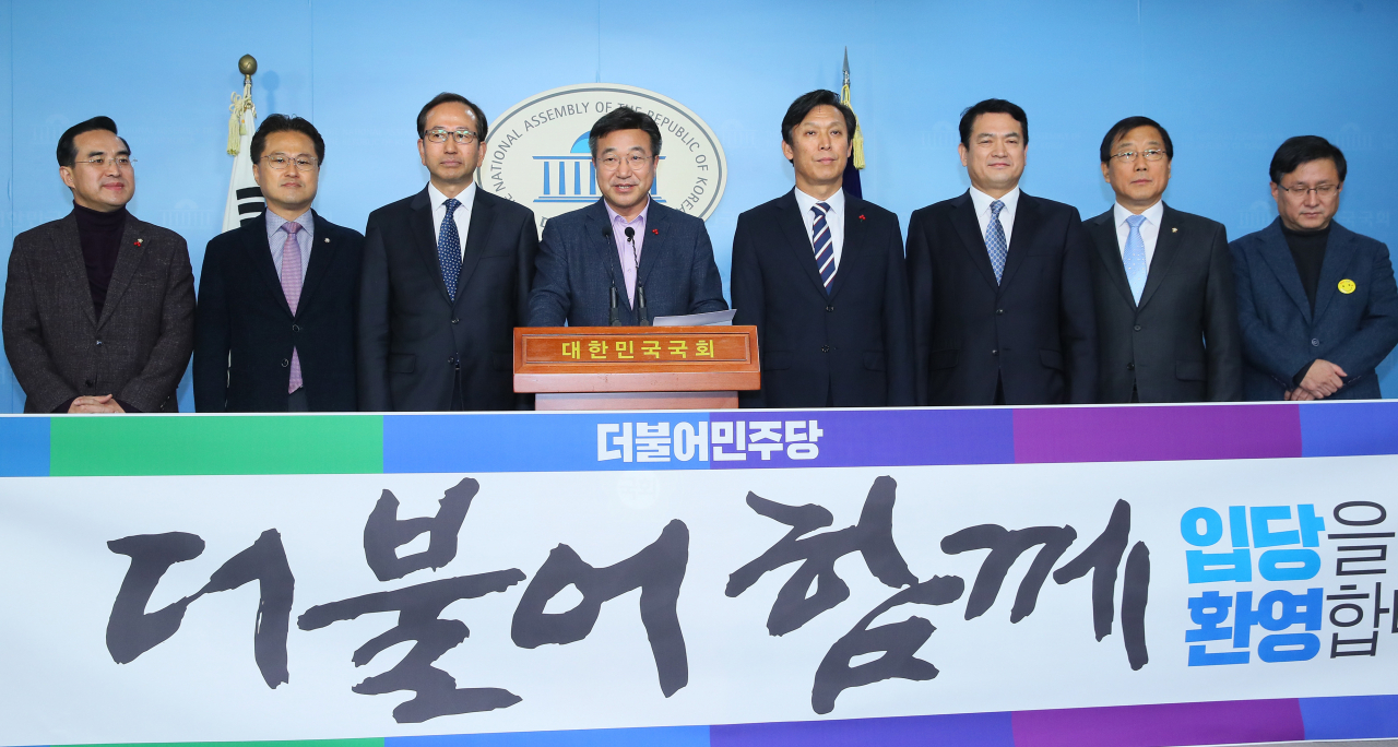 더불어민주당 윤호중 사무총장이 22일 국회 정론관에서 제21대 총선에 출마하기 위해 입당하는 강준석 전 해양수산부 차관, 김영문 전 관세청장, 김경욱 전 국토교통부 2차관을 소개하고 있다. 왼쪽부터 박홍근, 김정우 의원, 강준석, 윤호중, 김영문, 김경욱, 윤후덕 김성환 의원. 연합뉴스