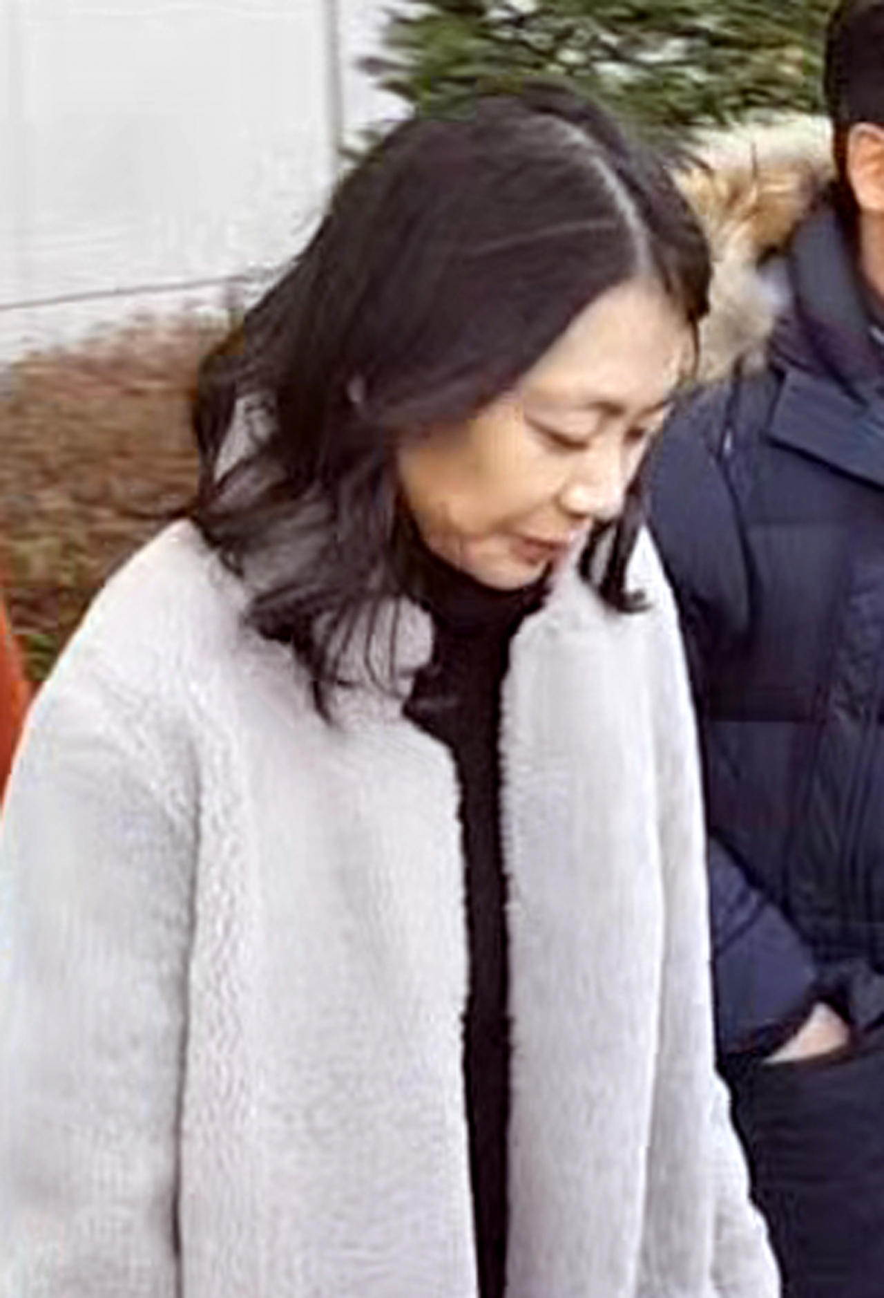 국적기를 이용해 해외에서 산 명품 등을 밀수입한 혐의로 기소된 조현아 전 대한항공 부사장이 지난 20일 인천시 미추홀구 인천지방법원에서 열린 항소심 선고 공판을 마친 뒤 법원 건물을 나서고 있다. [연합]