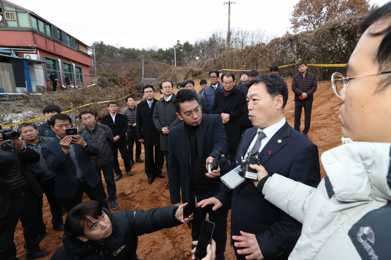 김오수 법무부 장관 직무대행이 20일 오후 광주 북구 옛 광주교도소 부지 유골 발견 현장을 살펴보고 기자들 질문에 답하고 있다. 이곳에서는 법무부가 관리하지 않은 유골이 40여구 발견돼 5·18 연관성 등을 확인할 예정이다. [연합]
