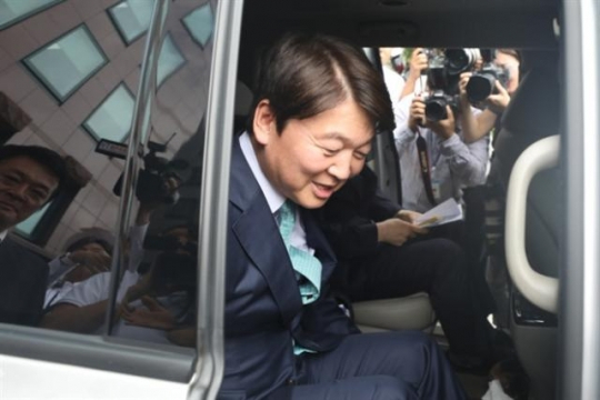 안철수 전 국민의당 대표가 지난 2018년 7월 12일 오후 서울 여의도의 한 커피숍에서 열린 기자간담회를 마치고 차량에 탑승하고 있다. [연합]