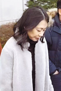 국적기를 이용해 해외에서 산 명품 등을 밀수입한 혐의로 기소된 조현아 전 대한항공 부사장이 지난 20일 인천시 미추홀구 인천지방법원에서 열린 항소심 선고 공판을 마친 뒤 법원 건물을 나서고 있다. [연합]